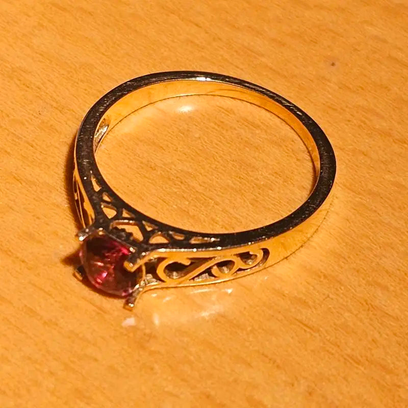 14ct Gold ring with facetted Umbalite Garnet