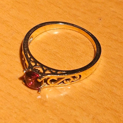 14ct Gold ring with facetted Umbalite Garnet