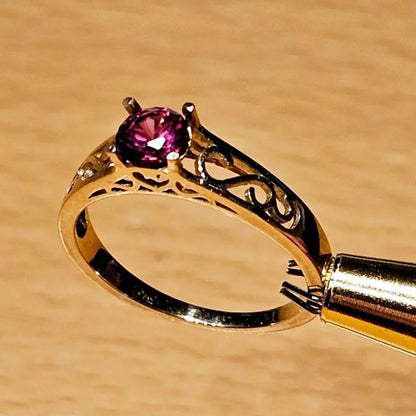 14ct Gold ring with facetted Umbalite Garnet