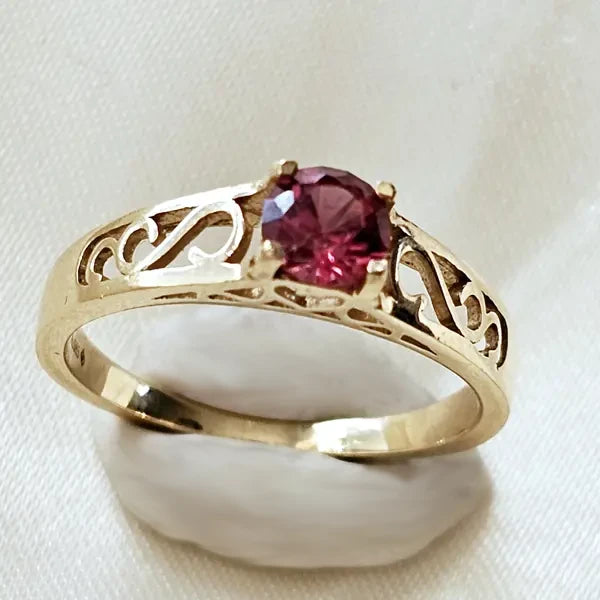 14ct Gold ring with facetted Umbalite Garnet