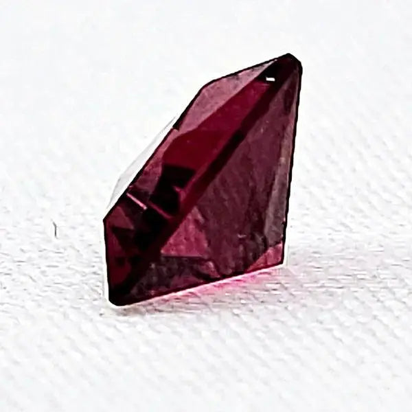 Stunning 1.25ct Red Garnet - Fiery Elegance Scandinavian Gem Design