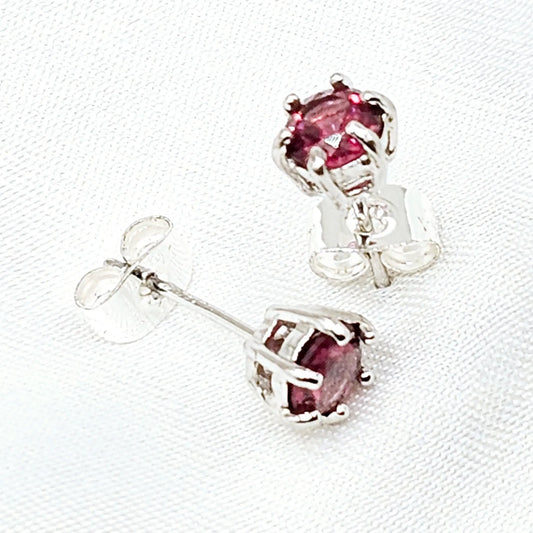 Elegant Rhodolite: Silver Earrings with Rhodolite Garnet - Scandinavian Gem Design