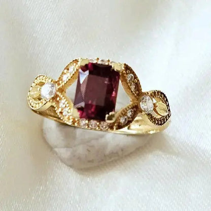 Deep Red Delight: 18ct Gold Garnet Ring - Scandinavian Gem Design