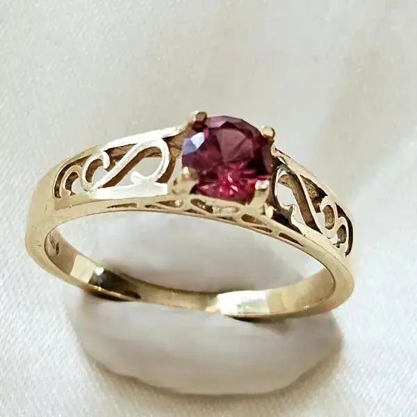 Timeless Beauty: 14ct Gold and Umbalite Garnet Ring - Unique jewelry - Scandinavian Gem Design